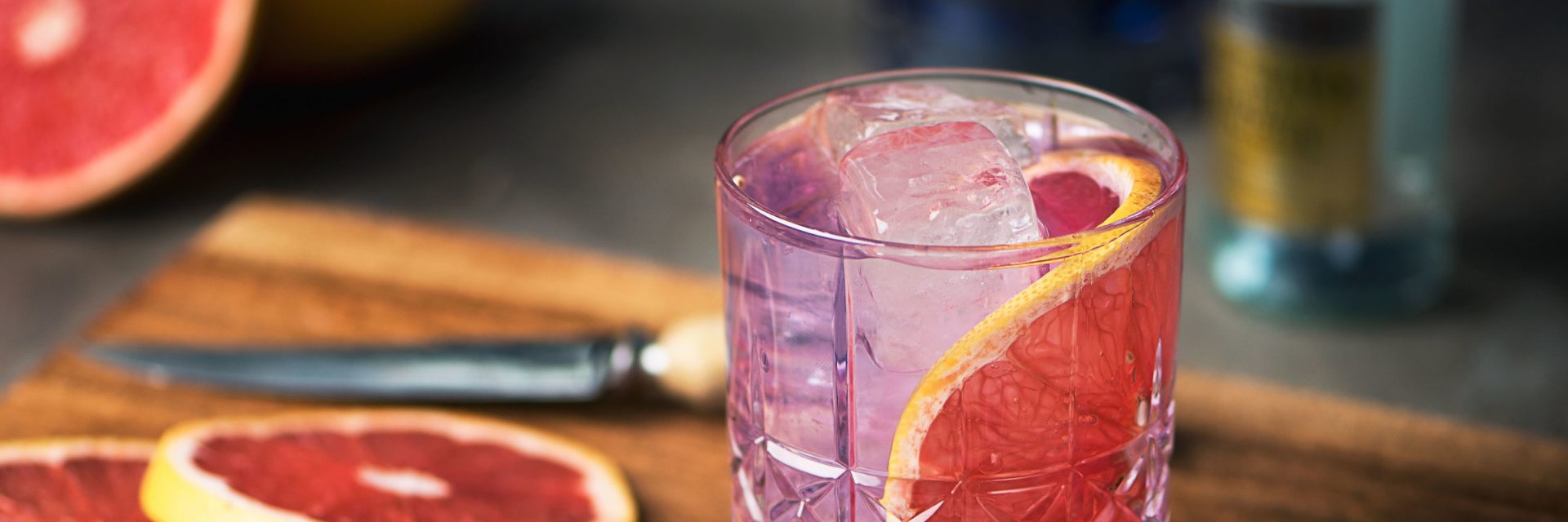 Purple gin and tonic with grapefruit