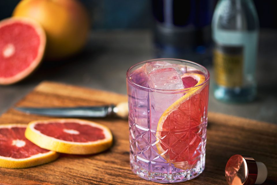 Purple gin and tonic with grapefruit
